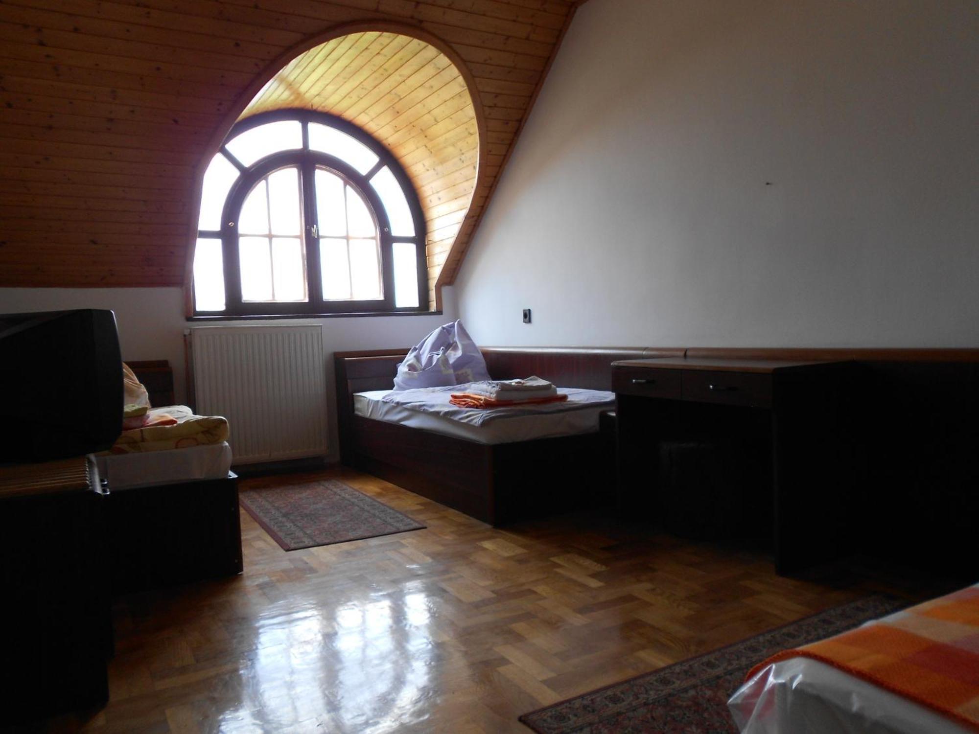 Peregrino Panzio Bed & Breakfast Budaors Phòng bức ảnh