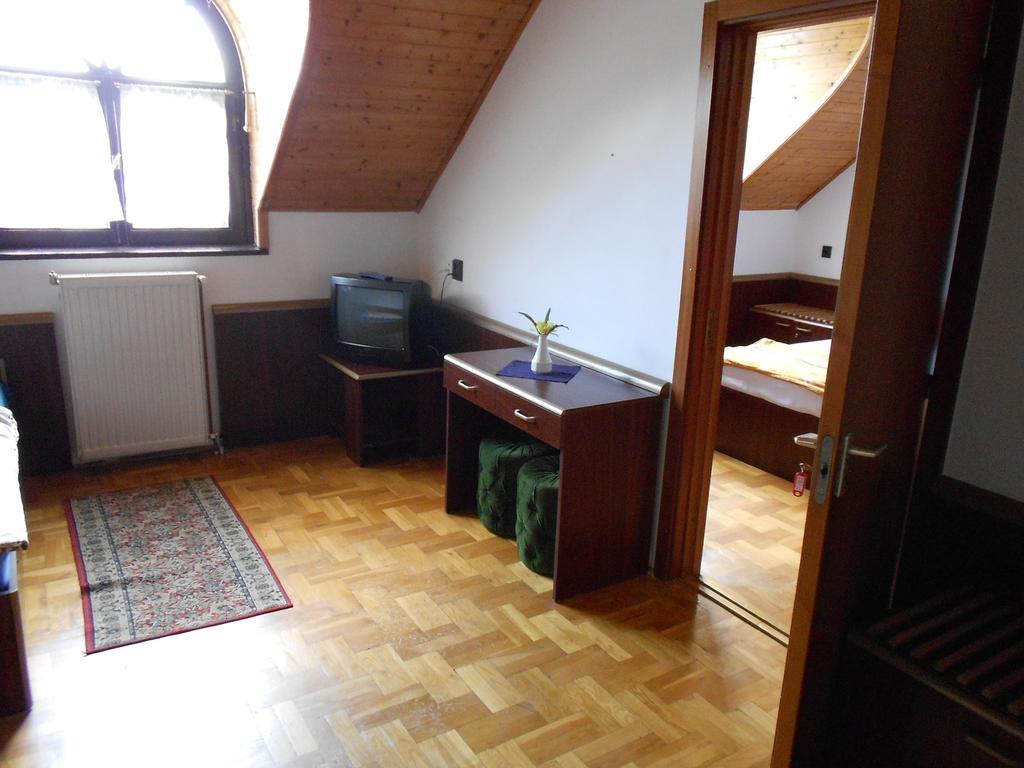 Peregrino Panzio Bed & Breakfast Budaors Phòng bức ảnh