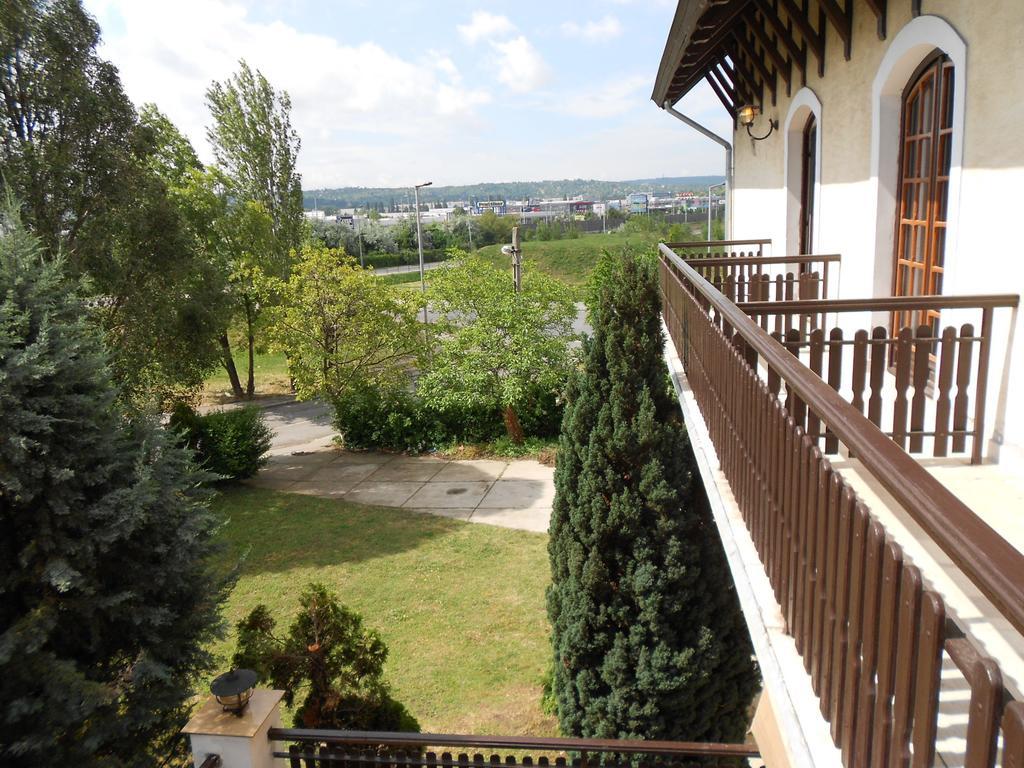 Peregrino Panzio Bed & Breakfast Budaors Ngoại thất bức ảnh