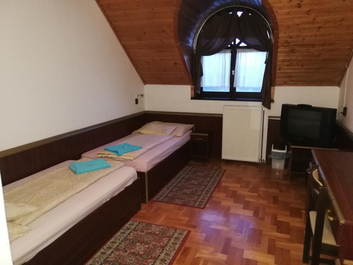 Peregrino Panzio Bed & Breakfast Budaors Ngoại thất bức ảnh
